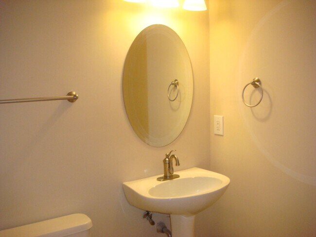 Building Photo - Charming 2 Bed, 1.5 Bath Rental in a Convenient Location