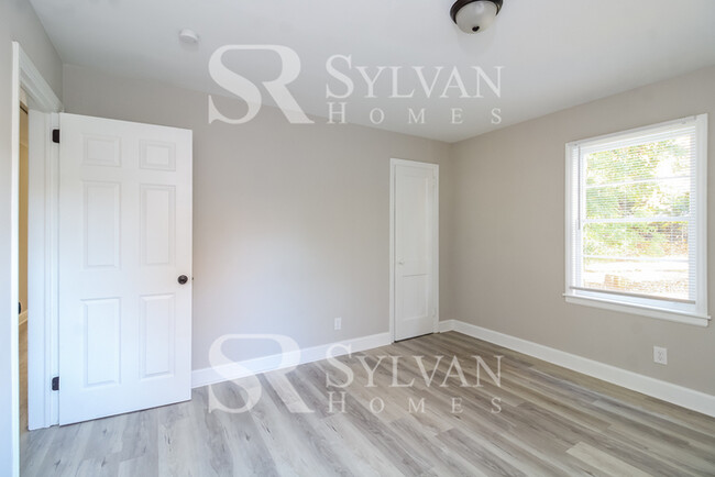 Building Photo - Cute, cozy and comfortable