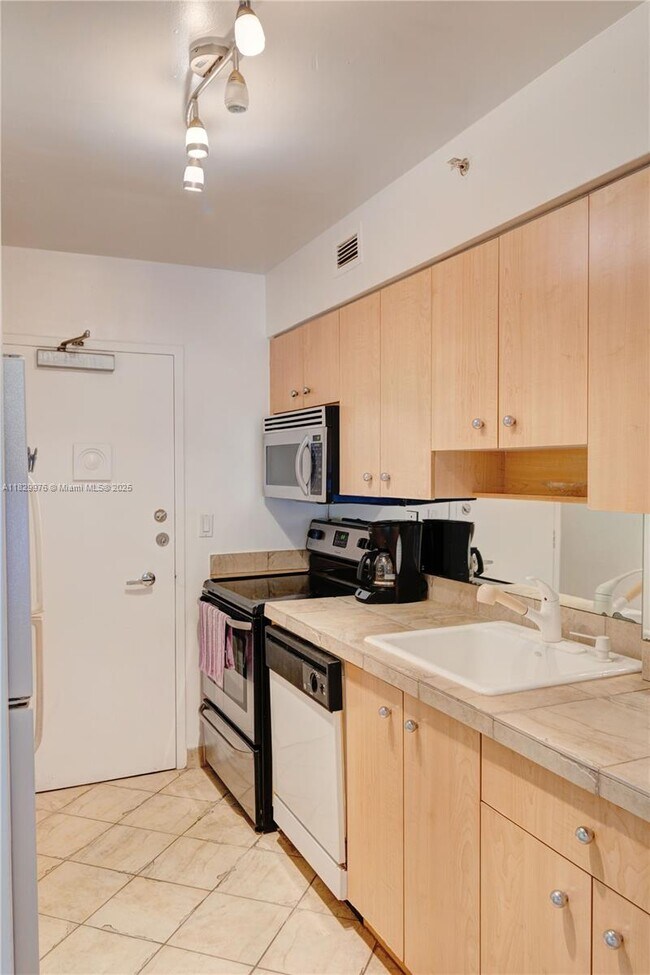 Building Photo - 9195 Collins Ave
