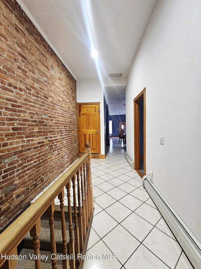 Building Photo - 305 Main St