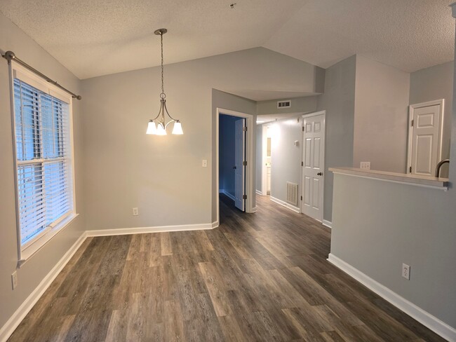 Building Photo - 132 Rivertree Ln