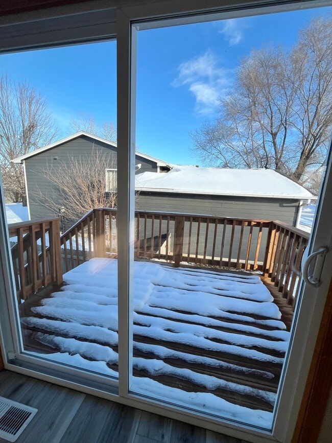 Building Photo - 5 Bed/2 Bath West Side Home!