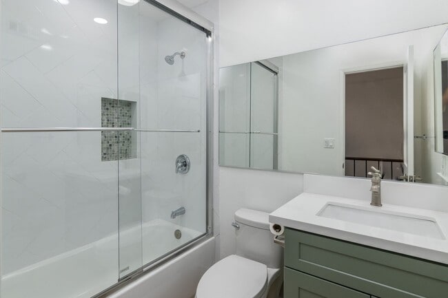 Building Photo - Beautifully Renovated 3-Bedroom Townhome i...