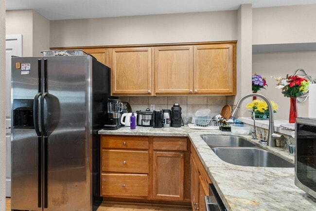Building Photo - Beautiful 3 bedroom townhome