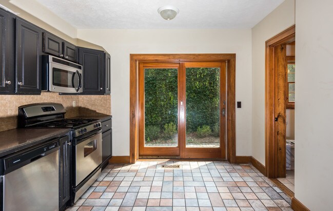 Building Photo - 606 Valley Ave NW