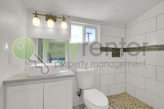 Building Photo - 4404 Lantana Ave