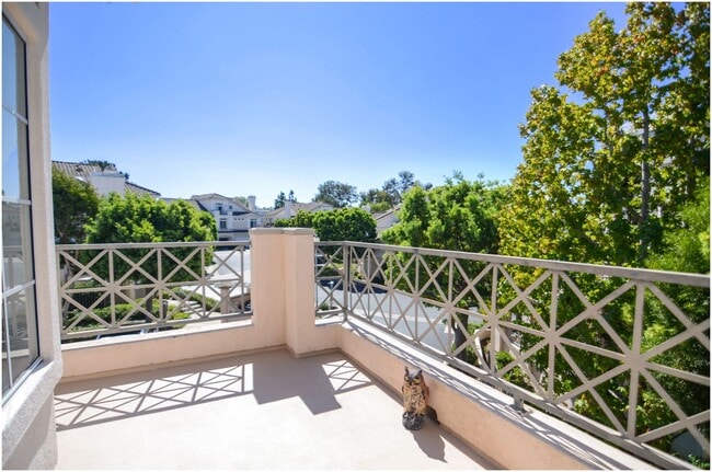 Building Photo - 2 Bedroom Condo in the Breakers!