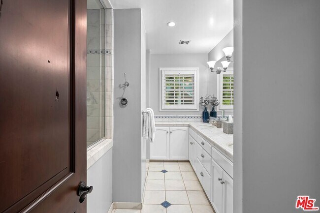 Building Photo - 15434 Sutton St