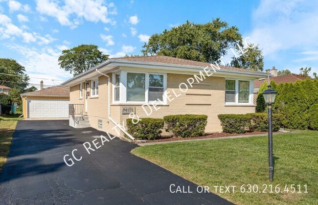 Primary Photo - ***3 BDRM DETACHED HOME / 2 CAR GARAGE / R...