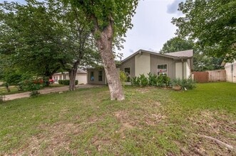 Building Photo - 2014 Laurel Oaks Dr