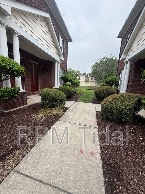 Building Photo - 5813 Ludington Dr