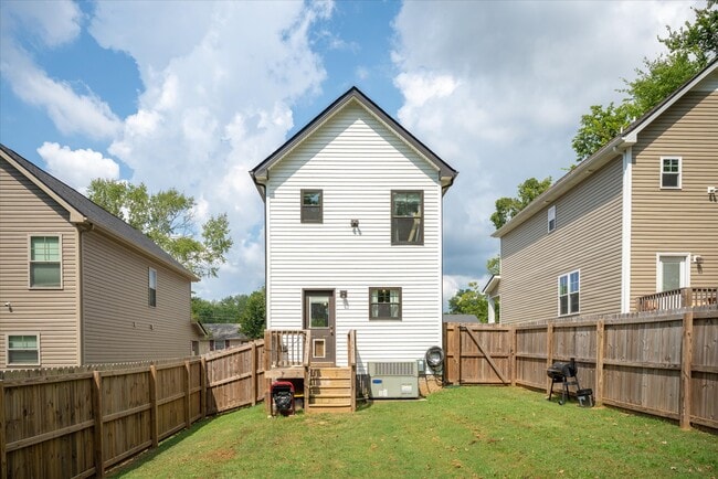 Building Photo - 925 Oak Ln