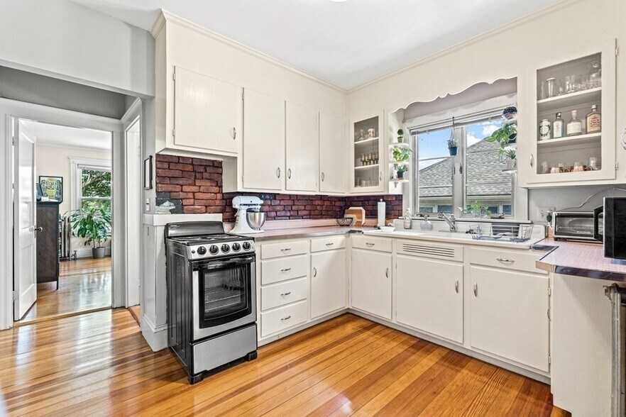 Kitchen with good cabinet space - 10 Chestnut St