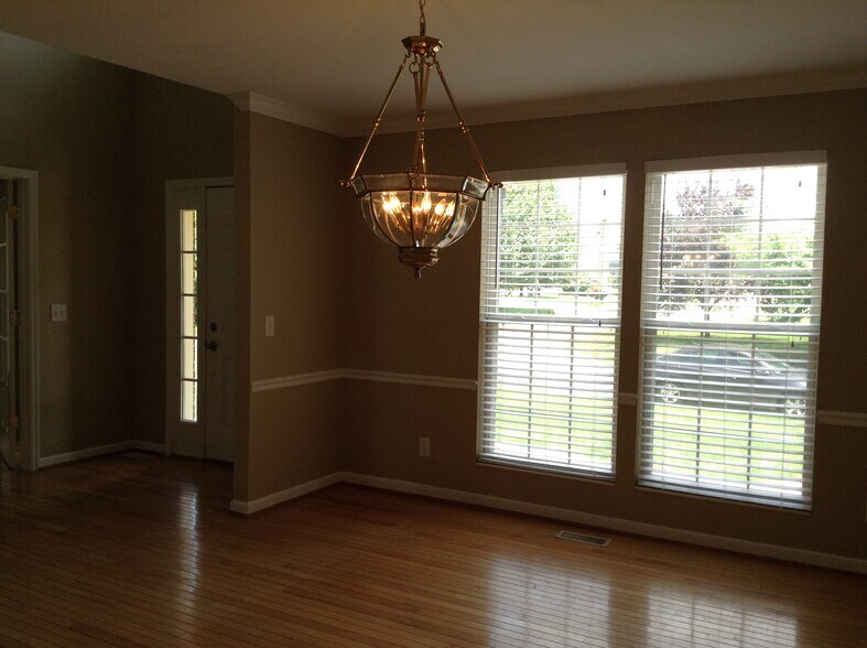 Building Photo - 10190 Meadowknoll Dr