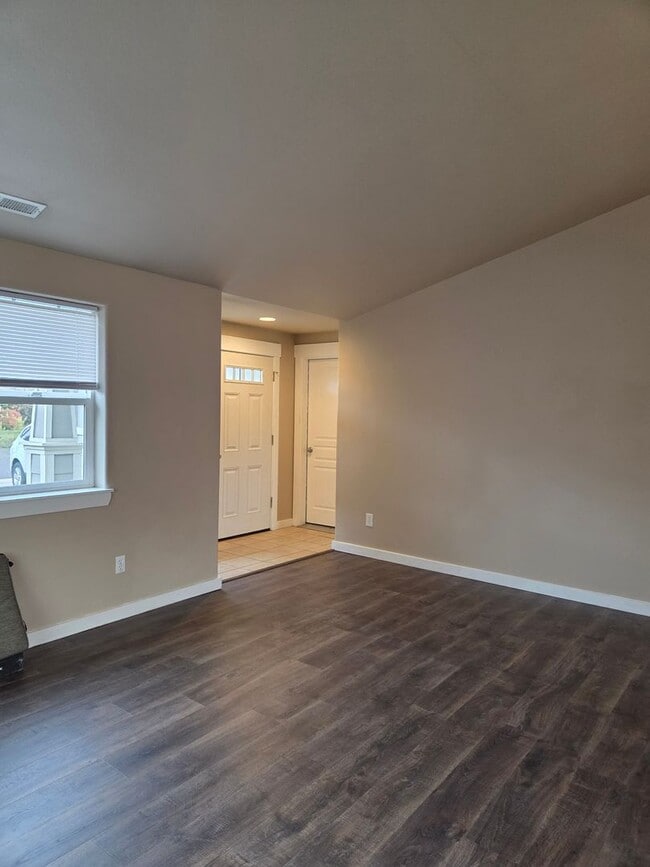 Building Photo - Beautiful Home! Large open living room! Double Car Garage! In private HOA neighborhood! Next to S...