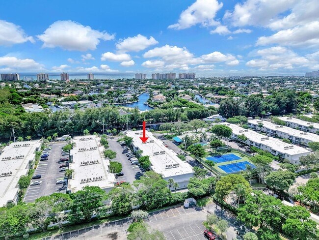 Building Photo - 6279 Bay Club Dr