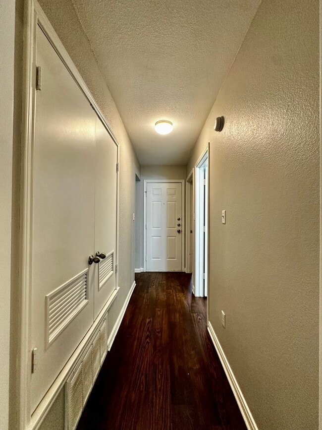 Building Photo - 2/2 Townhome at Hunt Club!