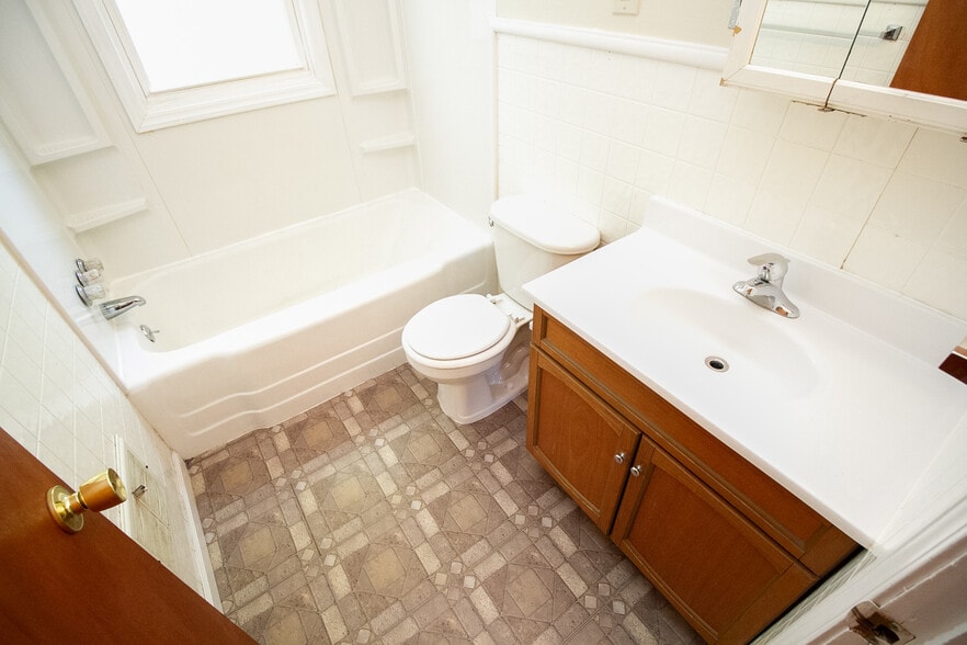 Building Photo - 1823 Marlow Rd