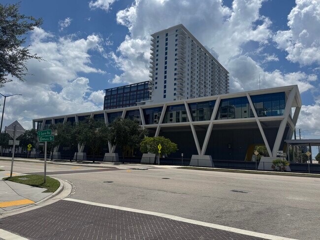 Building Photo - 1527 S Flagler Dr