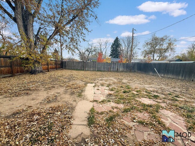 Building Photo - $0 DEPOSIT OPTION. CHARMING BRICK RANCH WITH FINISHED BASEMENT ON LARGE CORNER LOT NEAR DOWNTOWN ...