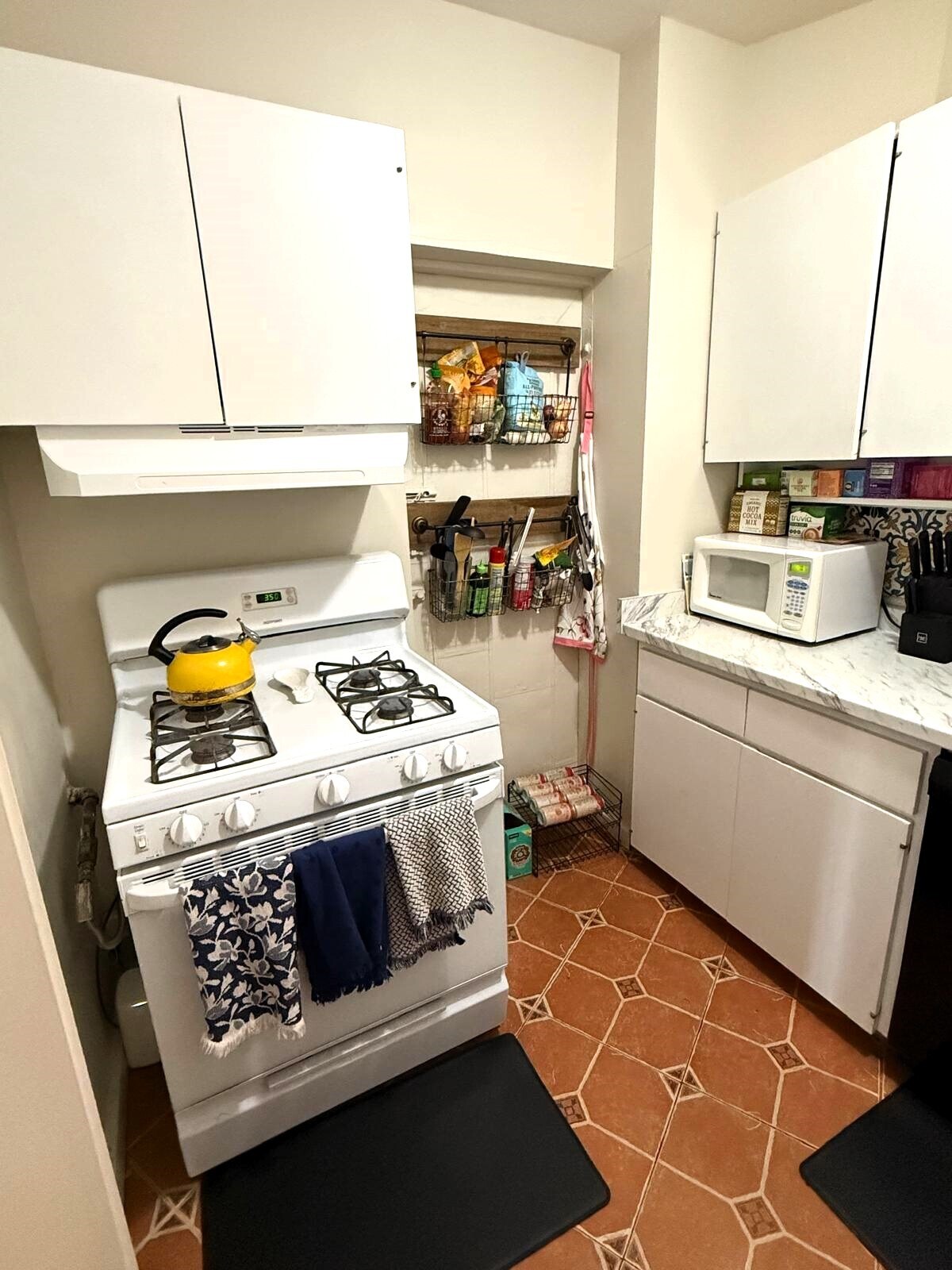 Building Photo - 993 Memorial Dr