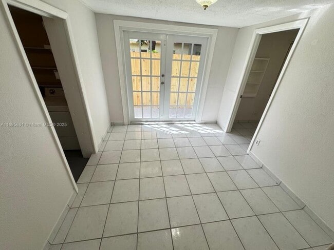 Building Photo - 3 bedroom in Hollywood FL 33023