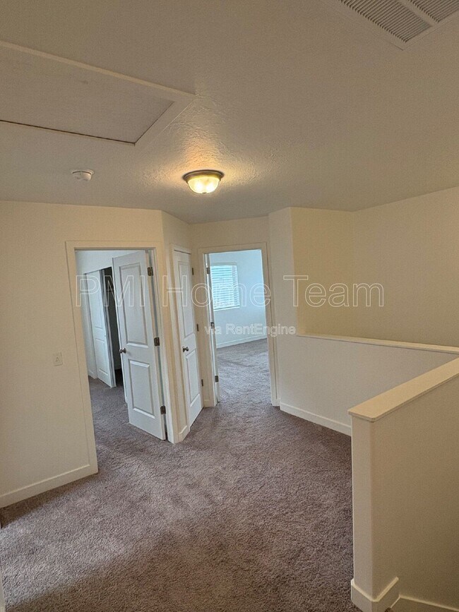 Building Photo - 1616 W Parkview Dr