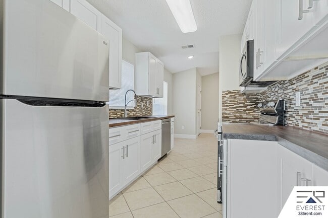 Building Photo - LIKE NEW 3/2/2 IN THE HEART OF PALM COAST