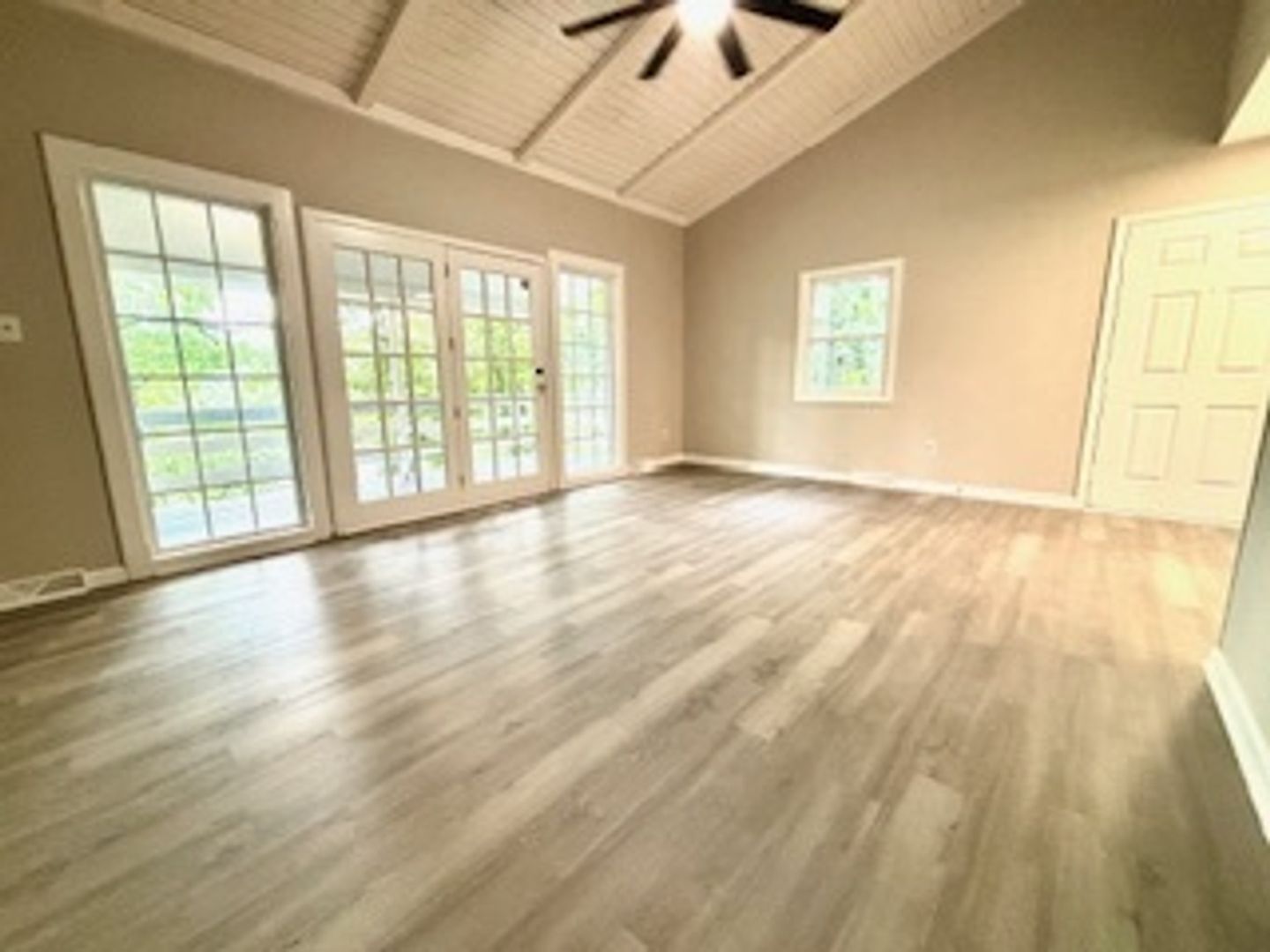 Building Photo - 1078 Lakeview Dr