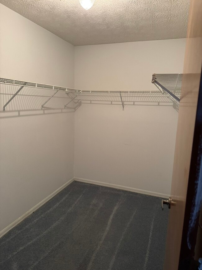 Building Photo - 1050 S Crystal Glen Dr