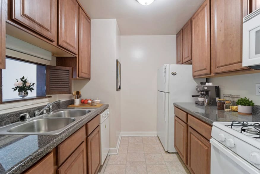 Building Photo - 665 W Wrightwood Ave