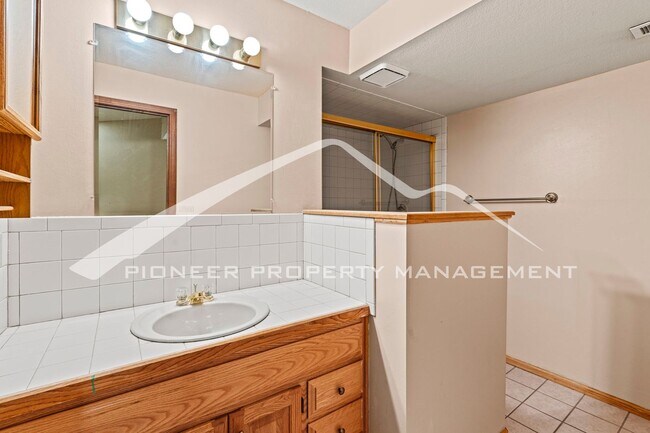 Building Photo - 5 bed/3 bath Main-Level Living with Design...
