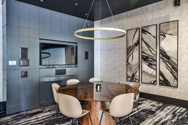 Building Photo - Luxury 28th Floor 2 Bedroom Condo For Leas...