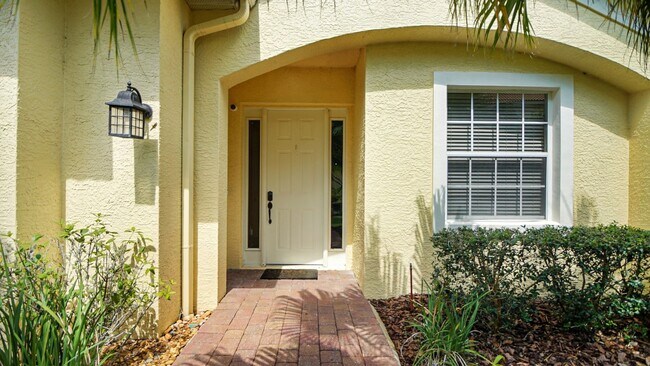 Building Photo - Southern Living At It's Best!!