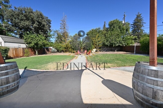 Building Photo - 5568 N Millbrook Ave