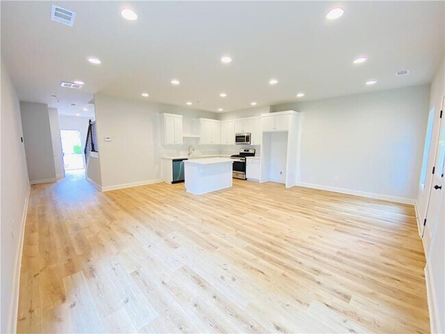 Building Photo - 1089 N Village Dr