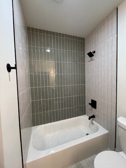 Shower/Tub - 1387 E 43rd St