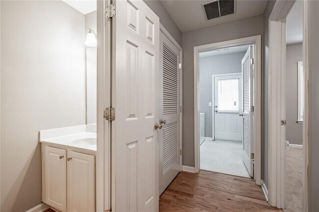 Building Photo - 2302 Towneheights Terrace SE