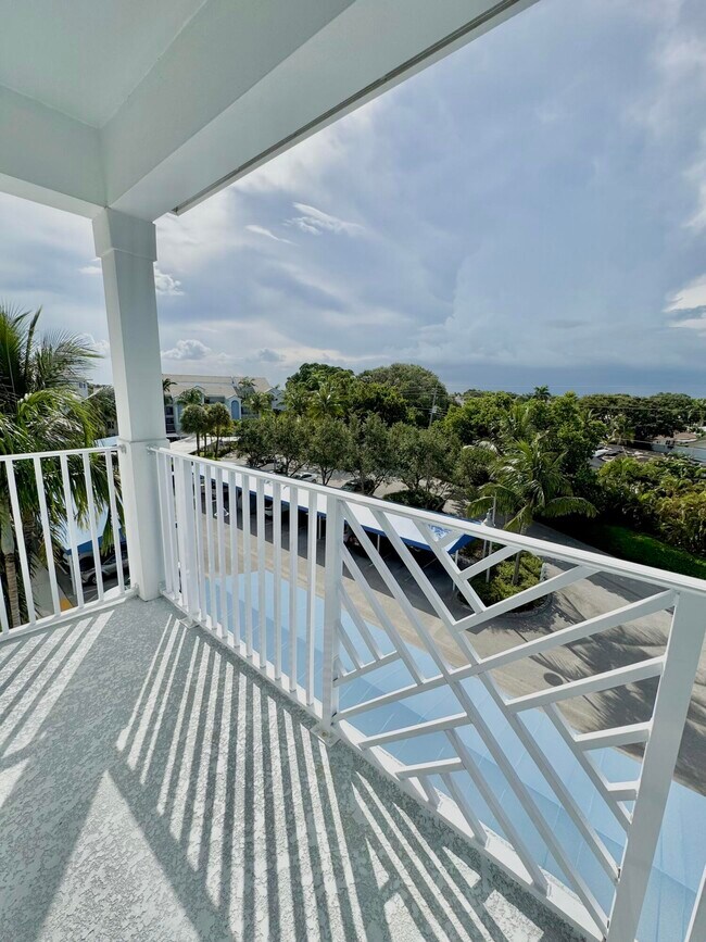 Building Photo - 341 Bay Colony Dr N