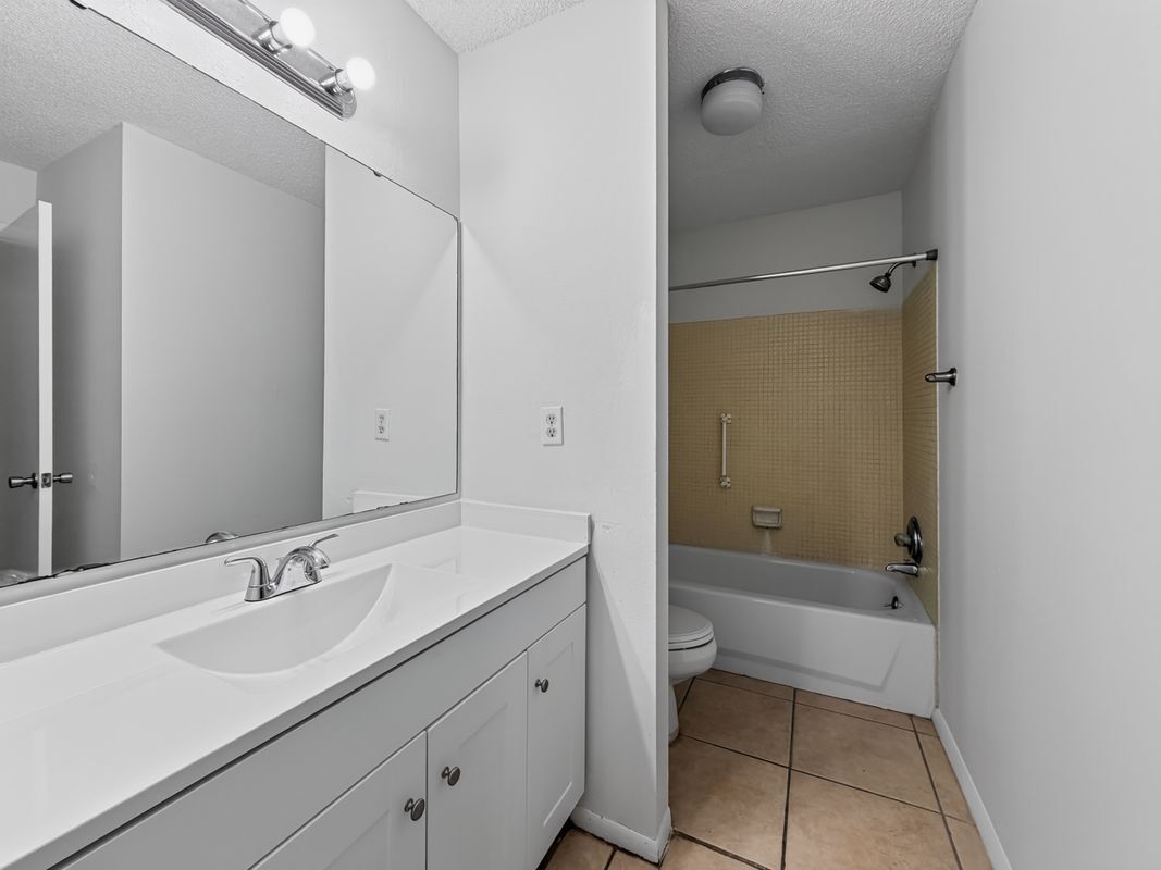 Building Photo - 518 Orange Dr