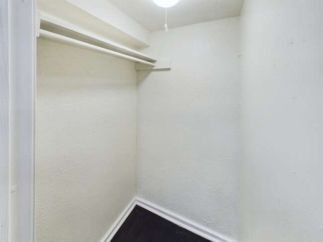 Building Photo - 605-602 Enid St