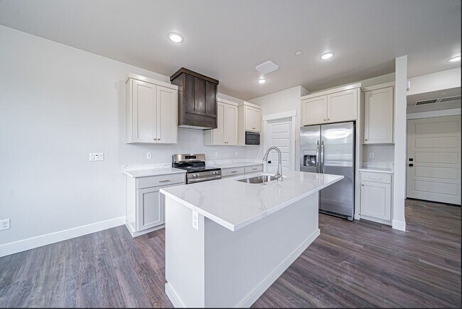 Building Photo - Beautiful 4-Bedroom Townhome for Rent off of Sunnyside in Idaho Falls