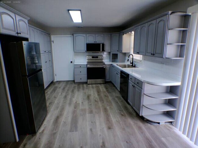 Building Photo - Beautiful 2 bedrooms and 2 baths with vanity located on S Hawthorne Ave in Independence, convenie...