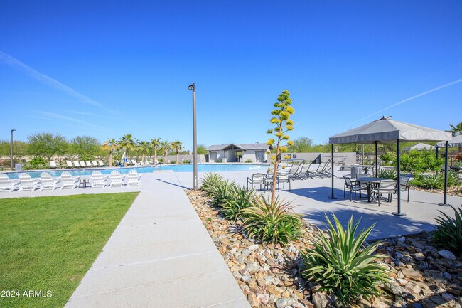 Building Photo - 8956 W Luke Ave