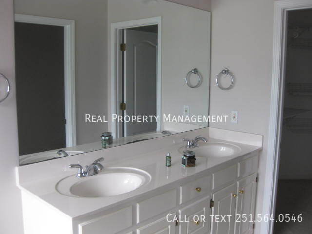Building Photo - 1622 Parkmoor Ct