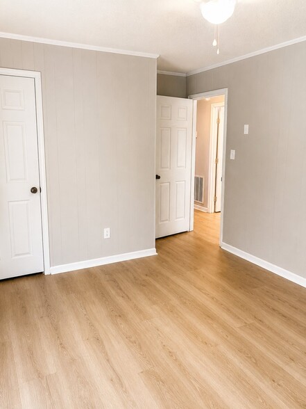 Building Photo - 1271 Village Cir