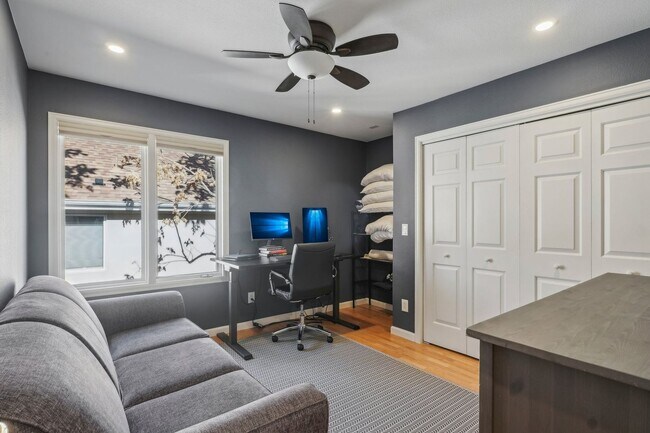 Building Photo - HALF MONTH RENT FREE!!!! GORGEOUS Brick To...