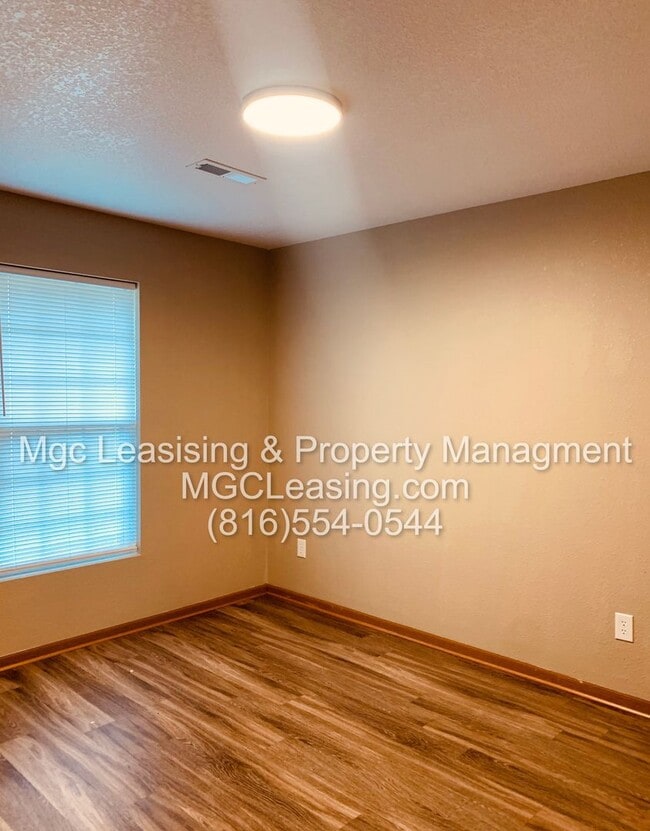 Building Photo - 204-206 NW Parker Dr