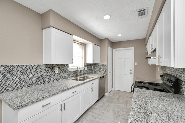 Building Photo - 13734 Cologne Dr