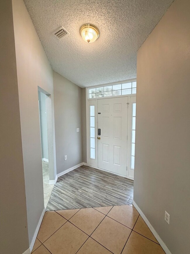 Building Photo - 7 Poinsettia Ln